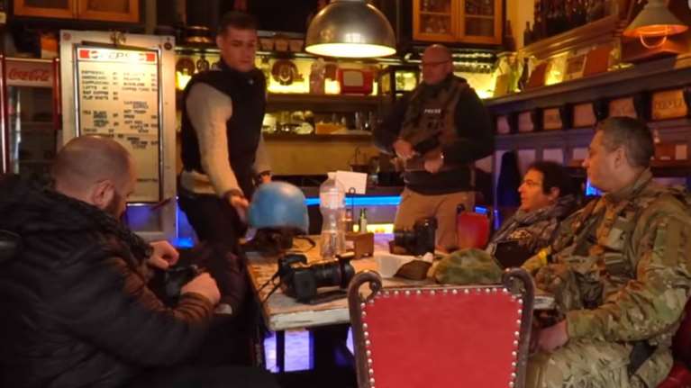 &quot;Buena Vista&quot;: Το τελευταίο ανοιχτό μπαρ στο Κίεβο - &quot;Καταφύγιο&quot; για πολίτες, στρατιωτικούς και δημοσιογράφους [Βίντεο]