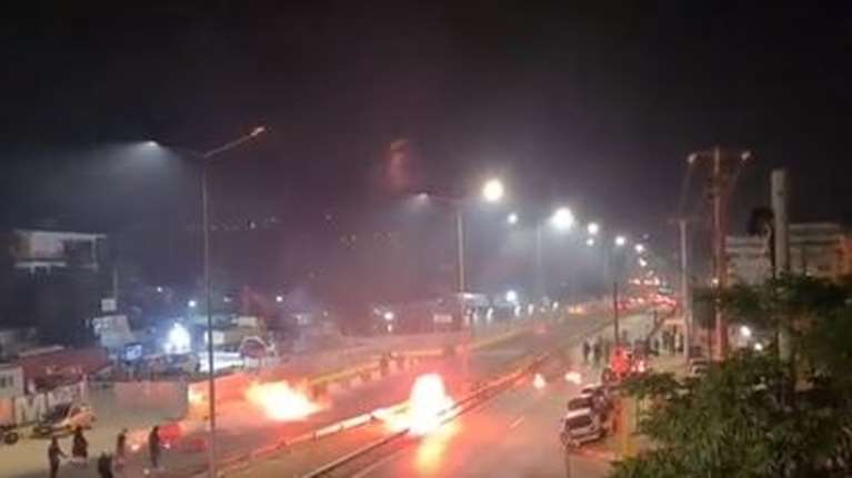 Επεισόδια τα ξημερώματα έξω από φεστιβάλ στη Βεΐκου - Στις φλόγες αυτοκίνητα