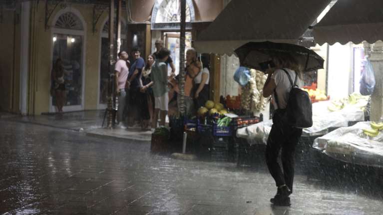 Ο Τσατραφύλλιας προειδοποιεί για κεραυνούς κοντά στη θάλασσα: Να προσέχουν οι κολυμβητές, ποιές περιοχές είναι στο κόκκινο