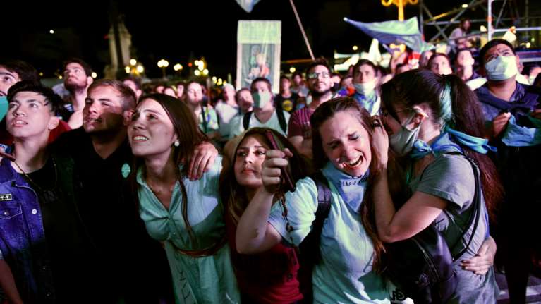 Ιστορική αλλαγή στην Αργεντινή: Εγκρίθηκε το νομοσχέδιο που νομιμοποιεί τις αμβλώσεις [εικόνες]