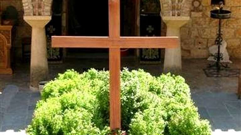 Tου Σταυρού: Τι γιορτάζουμε στις 14 Σεπτεμβρίου - Γιατί νηστεύουμε από το λάδι - Ο βασιλικός και το προζύμι της χρονιάς