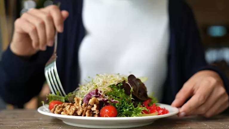 Ξαφνικές μελανιές, επιθυμία για... πάγο: 4 παράξενα σημάδια που δίνει το σώμα όταν του λείπουν βιταμίνες