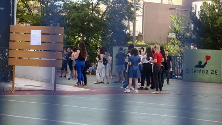 Απίστευτο: Μαθήτρια Λυκείου στην Πάτρα πήγε με μαχαίρι-σιδερογροθιά στο σχολείο της- &quot;Το έχω για λόγους ασφαλείας&quot;