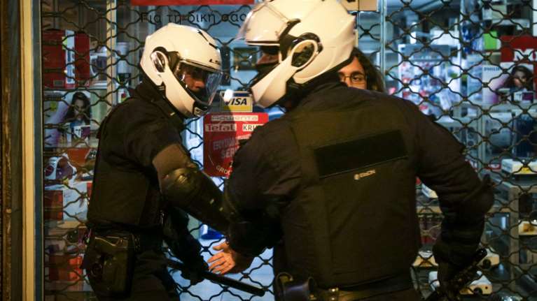 Επεισόδια έξω από γήπεδο του Ρέντη με 80 άτομα να πετούν πέτρες σε αστυνομικούς