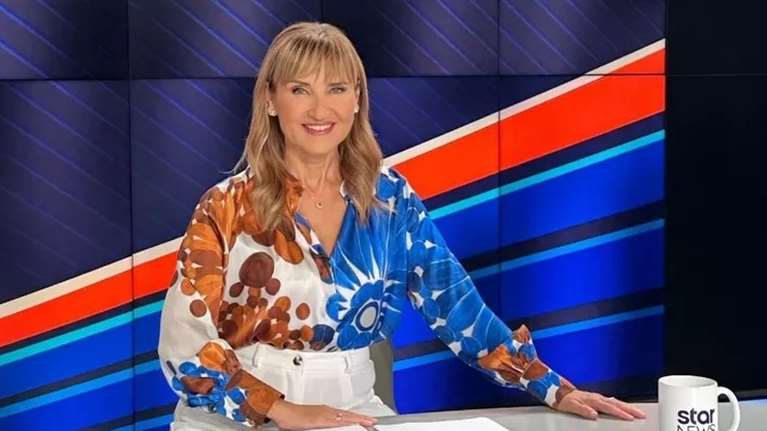 Mάρα Ζαχαρέα: Mε τις φίλες της στο σαλόνι του σπιτιού της - Τα βαριά ξύλινα έπιπλα και η κλασική διακόσμηση