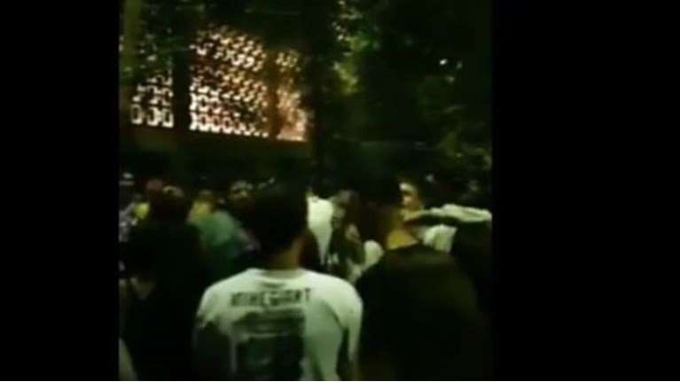 Lockdown... τέλος: Προκλητικά κορονοπάρτι στην Αθήνα στην Πλατεία Βαρνάβα, στην Πάτρα και στη Θεσσαλονίκη