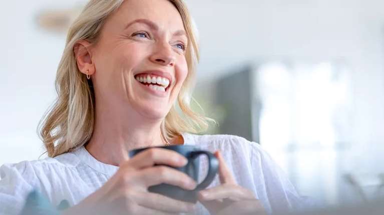 Η εμμηνόπαυση επηρεάζει το στόμα - 3 συμπτώματα που πρέπει να προσέξεις