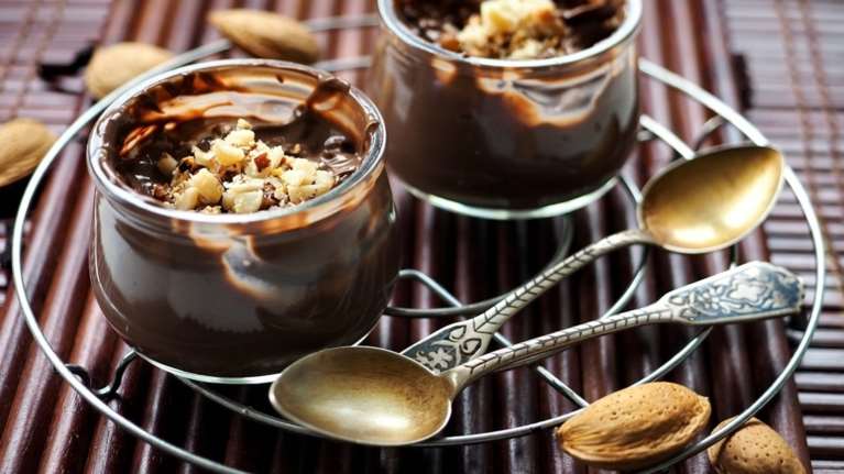 Νηστίσιμο προφιτερόλ της τεμπέλας: Το πιο λαχταριστό σοκολατένιο γλυκό που φτιάχνεται στη στιγμή