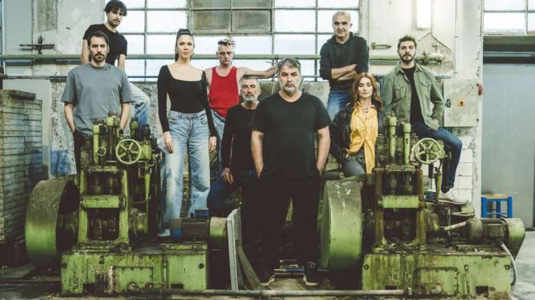 Ο Βασίλης Μπισμπίκης επιστρέφει στο θέατρο ως σύγχρονος ήρωας του Σαίξπηρ