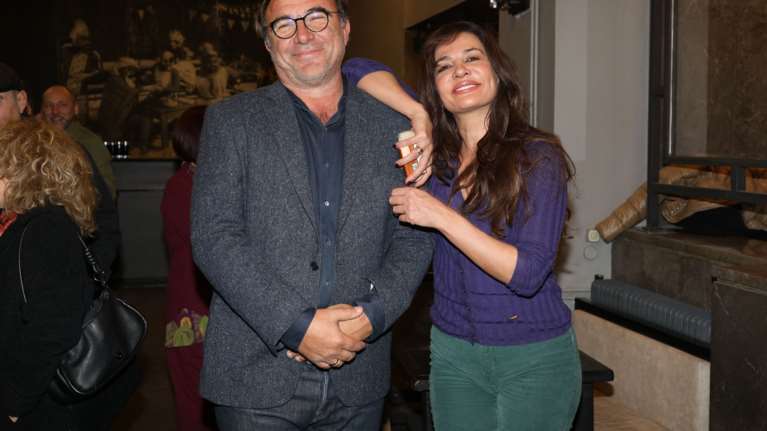 Δήμητρα Ματσούκα: Ευτυχισμένη μαζί με τον Πέτρο Κόκκαλη στην επίσημη πρεμιέρα της στο θέατρο [εικόνες]