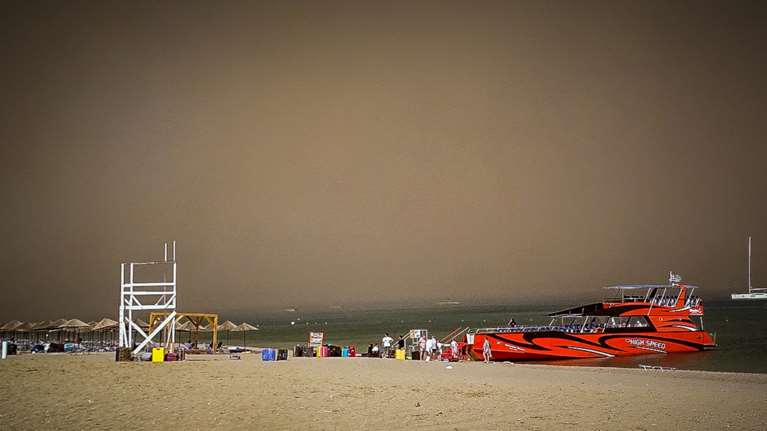 Φωτιά στη Ρόδο: Jet2 και TUI ακυρώνουν τις πτήσεις τους προς το νησί