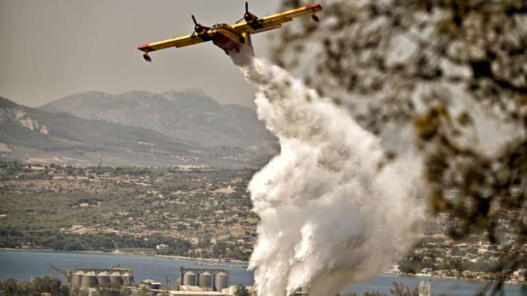 Αποκαρδιωτική εικόνα από την πυρκαγιά που μαίνεται στην περιοχή του Λουτρακίου [Βίντεο]