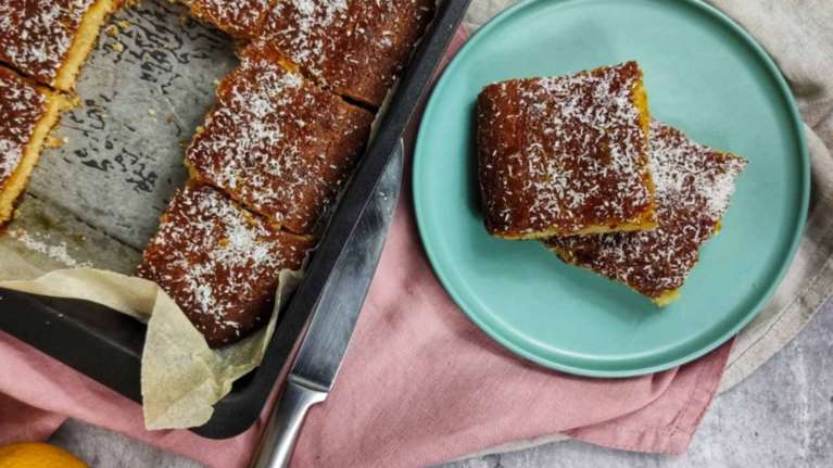 Φθινοπωρινή συνταγή για ζουμερή πορτοκαλόπιτα χωρίς ζάχαρη, φύλλο και αυγά