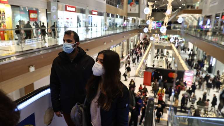 &quot;Καλπάζουν&quot; οι ιώσεις - Μαγιορκίνης: &quot;Κανένα ενδεχόμενο οριζόντιων μέτρων για τις αναπνευστικές λοιμώξεις&quot;