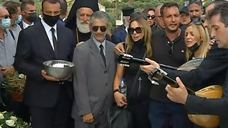 Μίκης Θεοδωράκης: &quot;Κλαίει κι η μάνα μου στο μνήμα&quot; - Το συγκλονιστικό τραγούδι του Μπάση πάνω από τον τάφο μαζί με την Μαργαρίτα