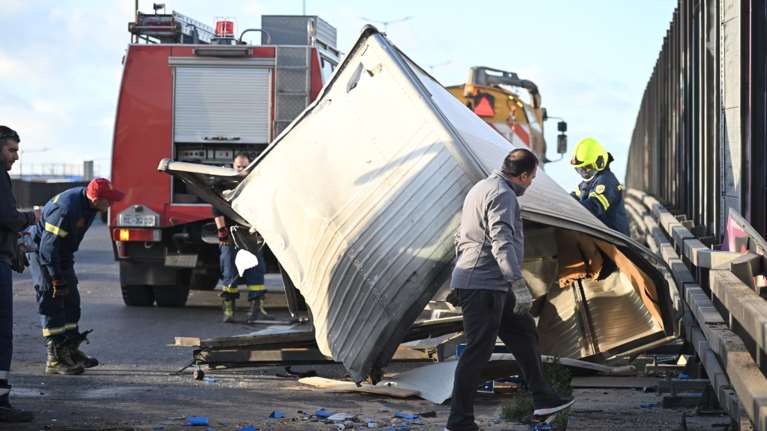 Νεκρός ο ένας οδηγός από τη σύγκρουση φορτηγών στον Κηφισό - Πολύωρο χάος με μποτιλιάρισμα χιλιομέτρων