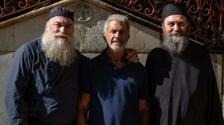 Ο Μελ Γκίμπσον στο Αγιον Ορος - Η επίσκεψη στο Σέρβικο Μοναστήρι [εικόνες]