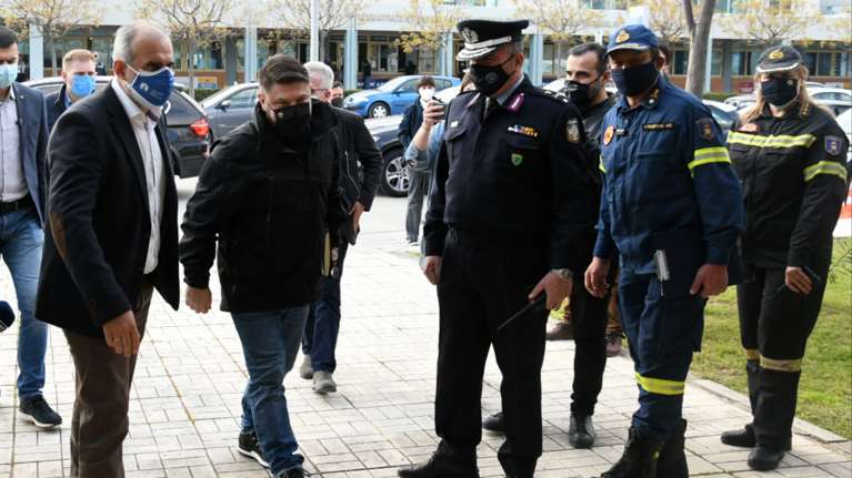 Στην Πάτρα ο Νίκος Χαρδαλιάς: "Η κατάσταση είναι οριακή" - Τι είπε για τα "κορονοπάρτι" [Βίντεο]