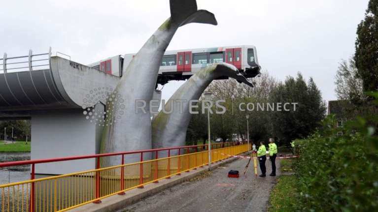 Απίστευτη τύχη: Συρμός του μετρό στην Ολλανδία εκτροχιάστηκε και &quot;προσγειώθηκε&quot; σε...γλυπτό φάλαινας! [Εικόνες]