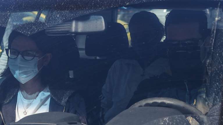 Υπόθεση 12χρονης στον Κολωνό: Στις 8 Ιανουαρίου η δίκη των 26 κατηγορουμένων - Στο εδώλιο ο Μίχος και η μητέρα της