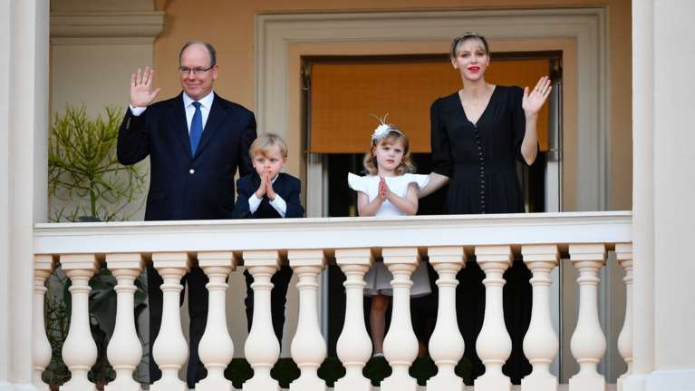 Η επιτομή της κομψότητας: Η Σαρλίν του Μονακό και τα δίδυμα στο μπαλκόνι -  Η σπάνια εμφάνιση της οικογένειας