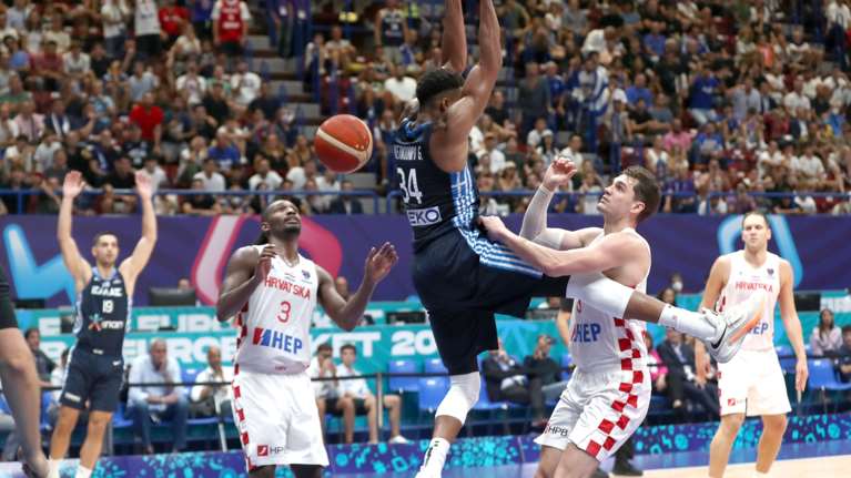 Ο Γιάννης Αντετοκούνμπο στο Ευρωμπάσκετ: Όταν &quot;καλπάζει&quot; τον...φοβάσαι