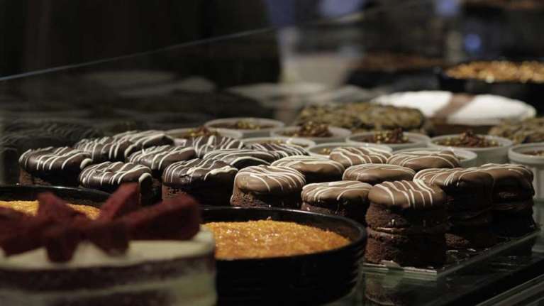 Θεσσαλονίκη: &quot;Γυαλιά καρφιά&quot; σε ζαχαροπλαστείο για μία… τούρτα