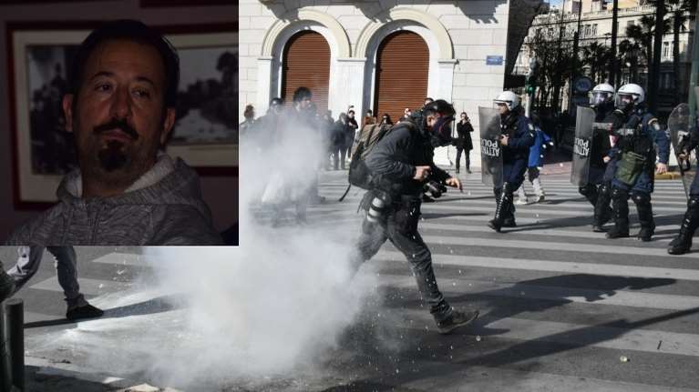 Επεισόδια στο Σύνταγμα: Καταγγελία φωτορεπόρτερ- &quot;Δύο χειροβομβίδες κρότου-λάμψης έσκασαν πάνω μου, έχω απώλεια ακοής&quot;