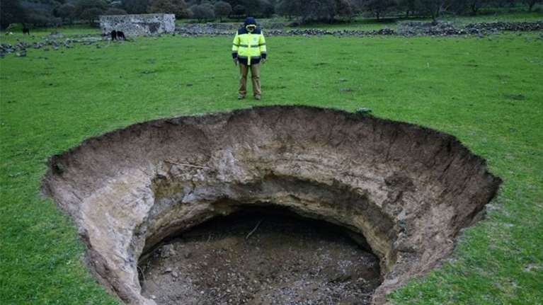 Βούλιαξε το έδαφος στη Νίσυρο: &quot;Ξεφύτρωσαν&quot; κρατήρες και ρωγμές  - Τι έδειξε η αυτοψία [εικόνες - βίντεο]