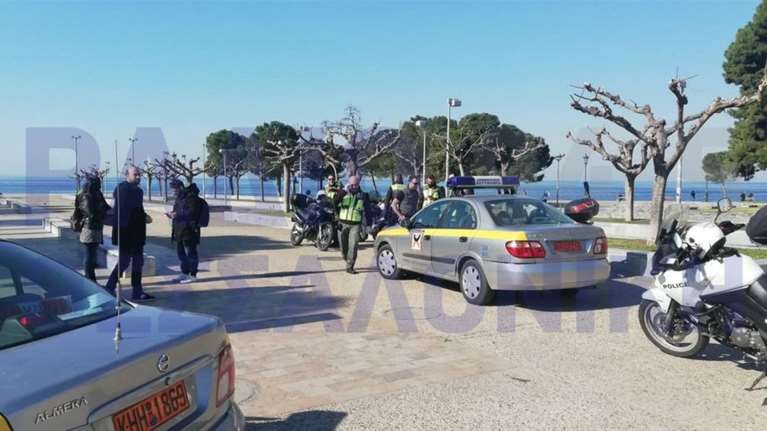 Η αστυνομία βγαίνει στο δρόμο και ζητά από κόσμο που κάνει βόλτες να μείνει σπίτι [εικόνες - βίντεο]