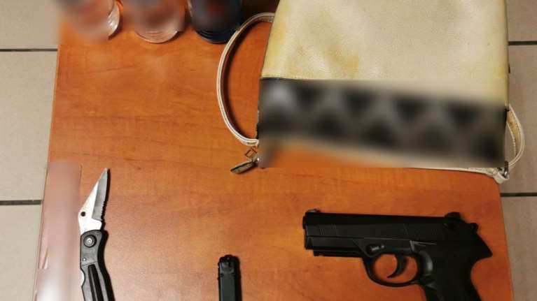 Χίος: Βαριά ποινική δικογραφία για τη γυναίκα που πέταξε καυστικό υγρό στον 73χρονο