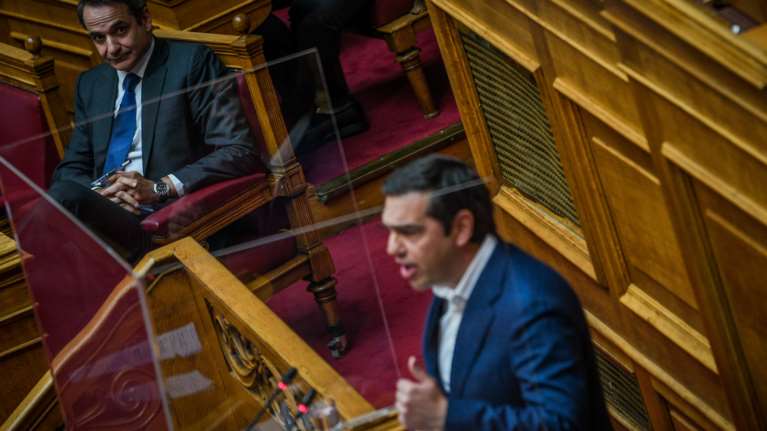 Σύγκρουση Μητσοτάκη - Τσίπρα στη Βουλή για οικονομία και κορονοϊό