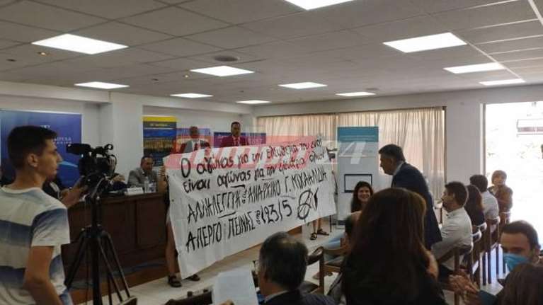 Ένταση στην Πάτρα: &quot;Ντου&quot; αντιεξουσιαστών στο Συνέδριο Ποινικολόγων - Φραστική επίθεση στον Αλέξη Κούγια [Βίντεο]