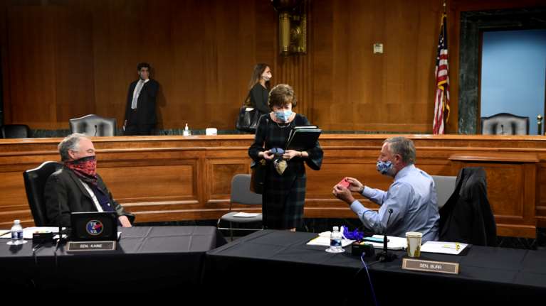 Κι όμως, η μάσκα έχει διαφορετικό ρόλο στην πολιτική