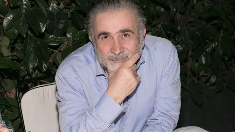 Ο Λάκης Λαζόπουλος ποζάρει αγκαλιά με την κούκλα κόρη της Πάολα, Παολίνα