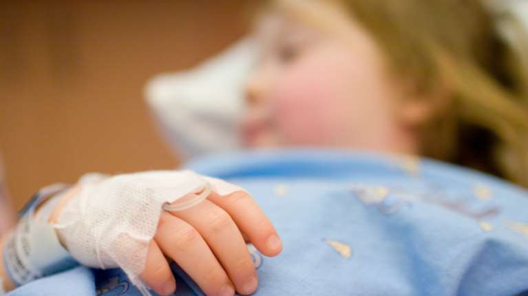 &quot;Φοβόμουν μη μου το πάρουν&quot;: Οι αντιφάσεις της μητέρας της 4χρονης που νοσηλεύεται με βαριά εγκαύματα [βίντεο]