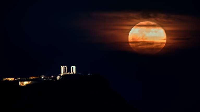 Υπερπανσέληνος 2021: Μοναδικό θέαμα στον ουρανό - Μαγικές εικόνες από το &quot;Ροζ Φεγγάρι&quot;
