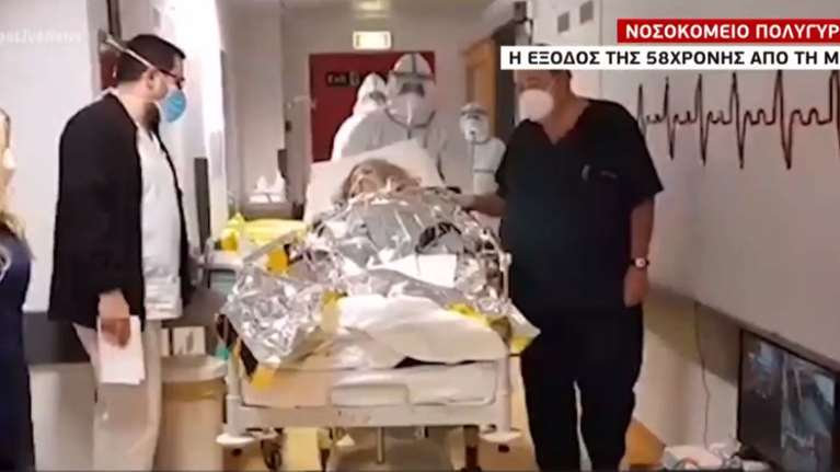 Δάκρυα χαράς: Γλίτωσε 56χρονη μετά από 18 ημέρες στην εντατική - Ο ιός σκότωσε τη μητέρα της [Βίντεο]