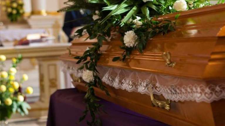 Χαμός σε κηδεία στο Περιστέρι - Ιερέας και συγγενής τσακώθηκαν επειδή ο πρώτος βιαζόταν