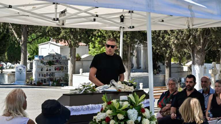 Το τελευταίο &quot;αντίο&quot; στον ηθοποιό Θανάση Νάκο: Συγκίνηση στην πολιτική κηδεία - Παρούσα η Αλέκα Παπαρήγα [εικόνες]