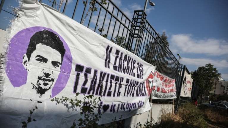 Επεισόδιο στη δίκη του Ζακ Κωστόπουλου: Γιατί συνελήφθη ο σκιτσογράφος Παναγιώτης Μητσομπόνος - Έντονες αντιδράσεις