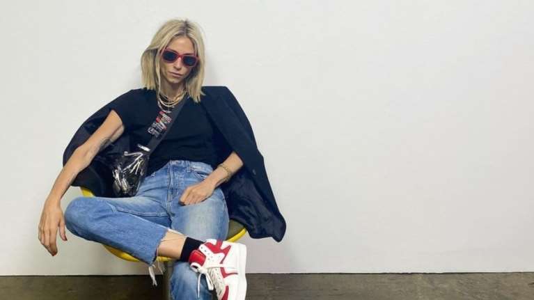 Στην γκαρνταρόμπα της Σοφίας Καρβέλα: Τα 8 φθινοπωρινά κομμάτια που θα δανειστούμε