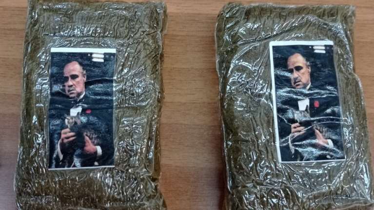 Είχαν τυλίξει ναρκωτικά με αφίσες του &quot;Νονού&quot; - Τους έπιασαν στην Αργυρούπολη και το Ελληνικό