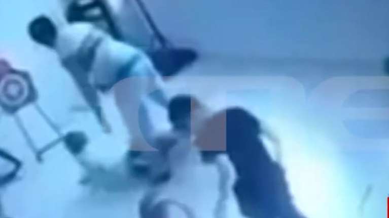 Εικόνες ντροπής: Φυσικοθεραπευτής κλωτσά στο κεφάλι 10χρονο ΑμεΑ σε ιδιωτικό κέντρο - Παρέμβαση εισαγγελέα [Βίντεο]