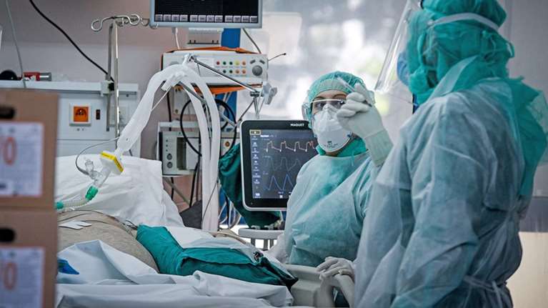 Συναγερμός στο &quot;Αττικόν&quot; - 3 γιατροί θετικοί στον κορονοϊό