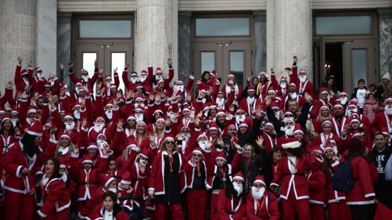 4ο Santa Run: Γέμισε Αγιοβασίλιδες ο Πειραιάς, στη μάχη κατά του καρκίνου