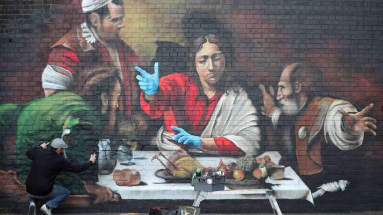 Κορονοϊός: Εκπληκτικό γκράφιτι ενός έργου Καραβάτζο προσαρμοσμένο στην πανδημία