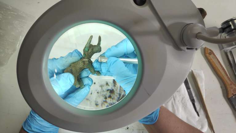 Εντοπίστηκε σπάνιο χάλκινο ειδώλιο ταύρου στον Αρχαιολογικό Χώρο Ολυμπίας [εικόνες- βίντεο]