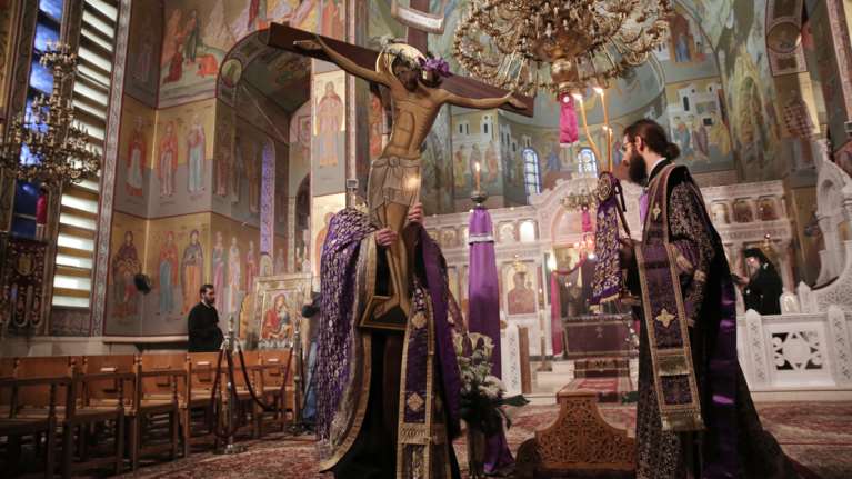 &quot;Σήμερον κρεμάται επί ξύλου&quot;: Μόνον ιερείς οι εκκλησίες