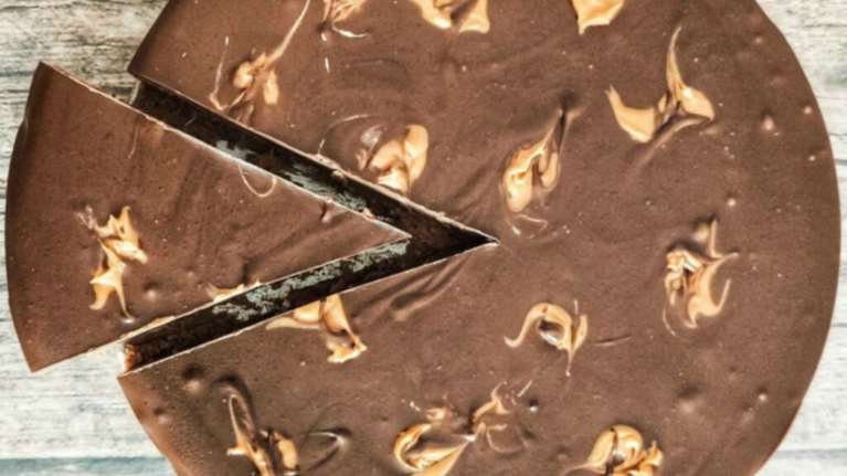 Τέλεια, δροσερή τούρτα μπισκότου-σοκολάτας χωρίς ζάχαρη, βούτυρο και χωρίς καν ψήσιμο